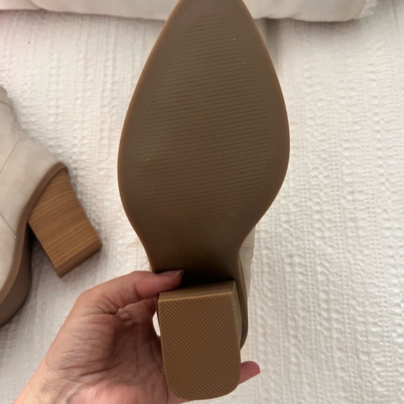 Boots - Picture 3 of 4